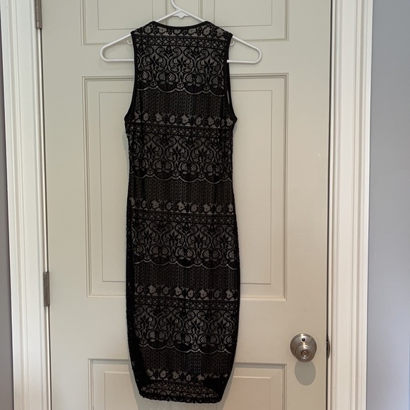 windsor lace dress - Picture 2 of 3